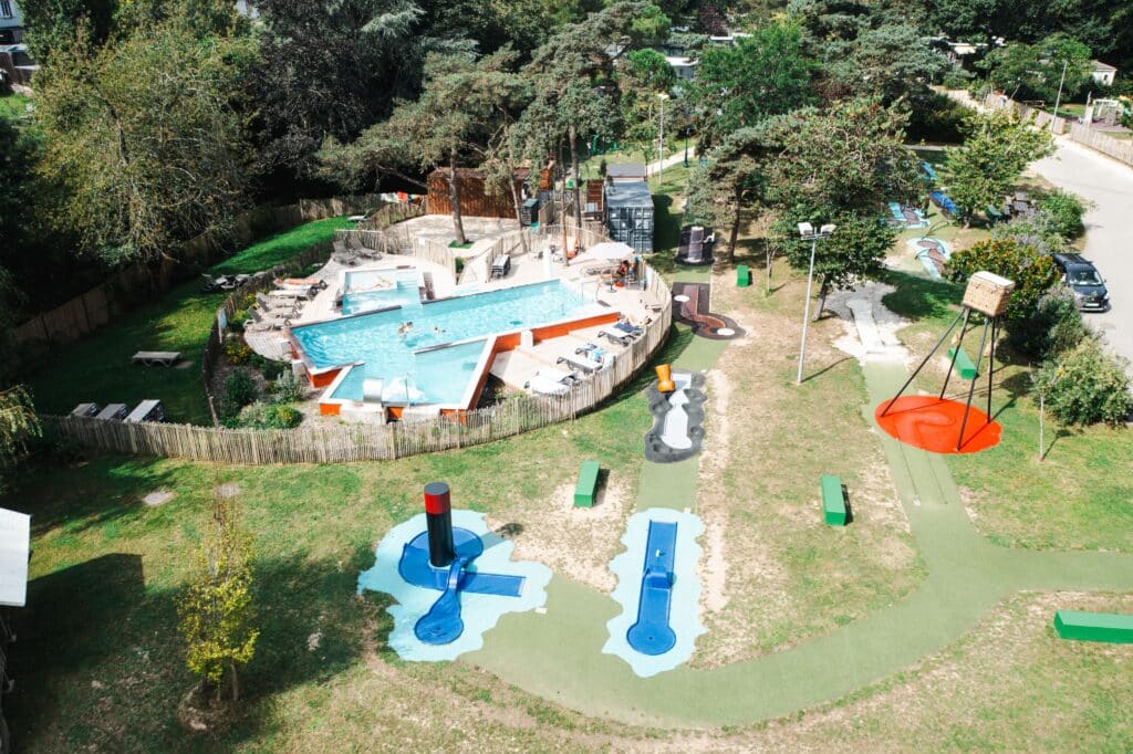 Camping Petit Port piscine - crédit Jean Côme Bouden